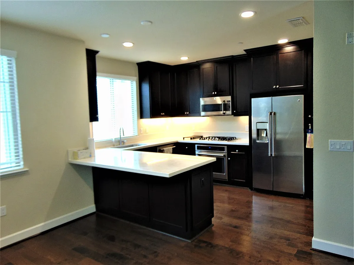 Building Photo - 347 Basswood Cmn #3