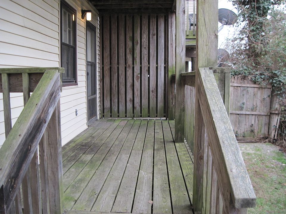 Stairs to apartment B, side entrance