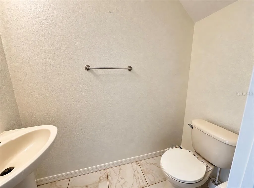 4 bed, 3.5 bath, 1929 sqft, $2,300 — Photo 4