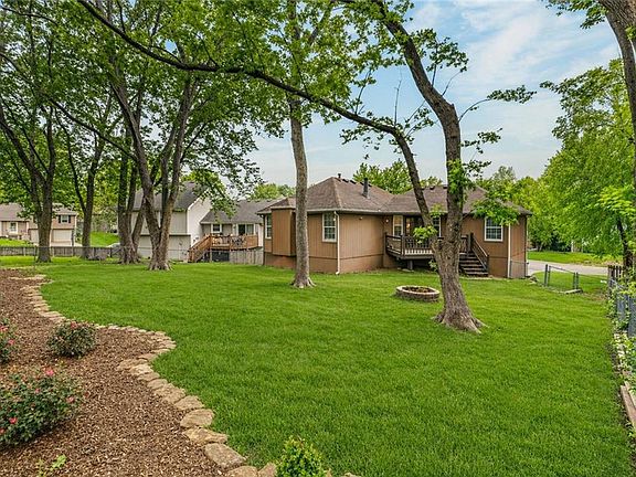 3rd image of 2405 NE Carousel Cir