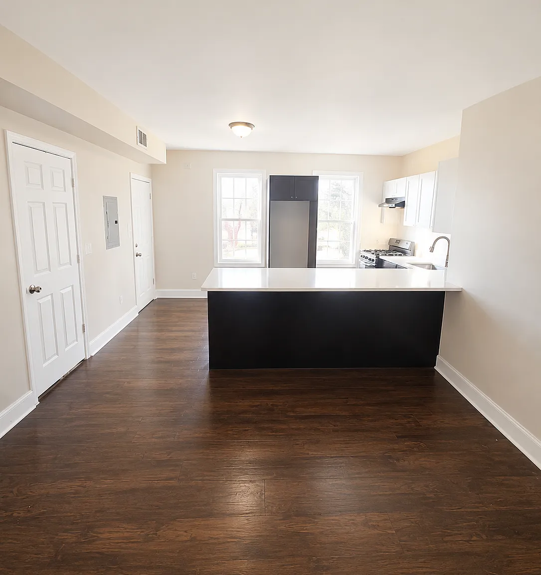 3 bed, 700 sqft, $1,900 — Photo 3
