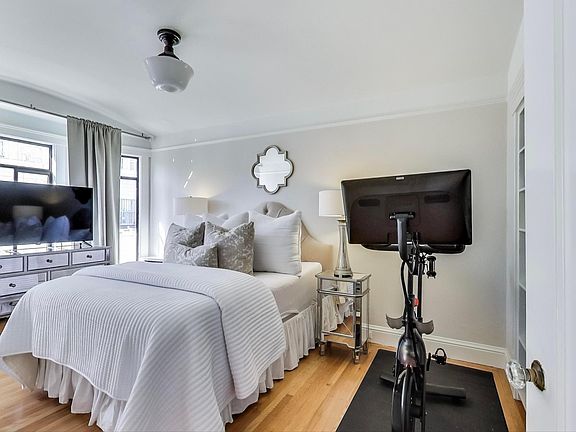 5th image of 3501 Divisadero St APT 15