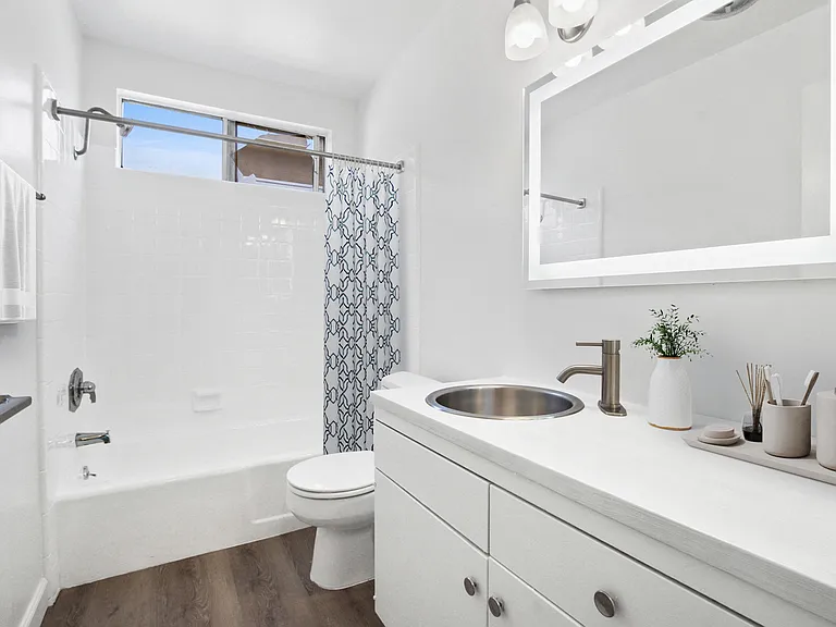 Bentley Avenue Apartments — Photo 47