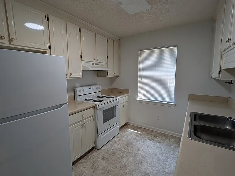 208 Broad St — Photo 6