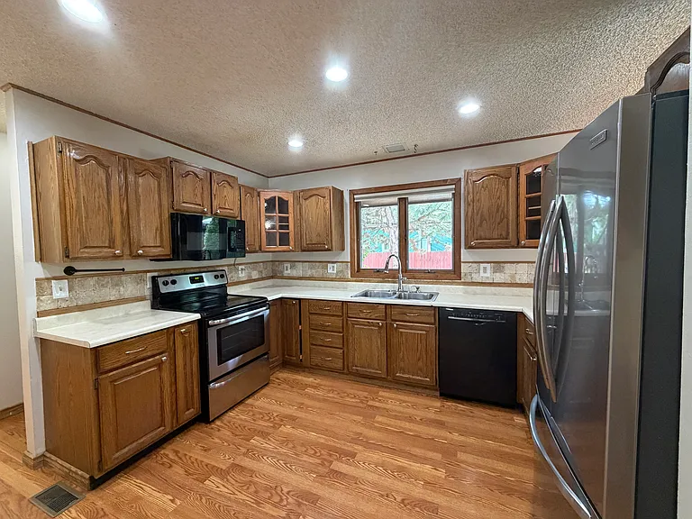 400 Fox Dr — Photo 4