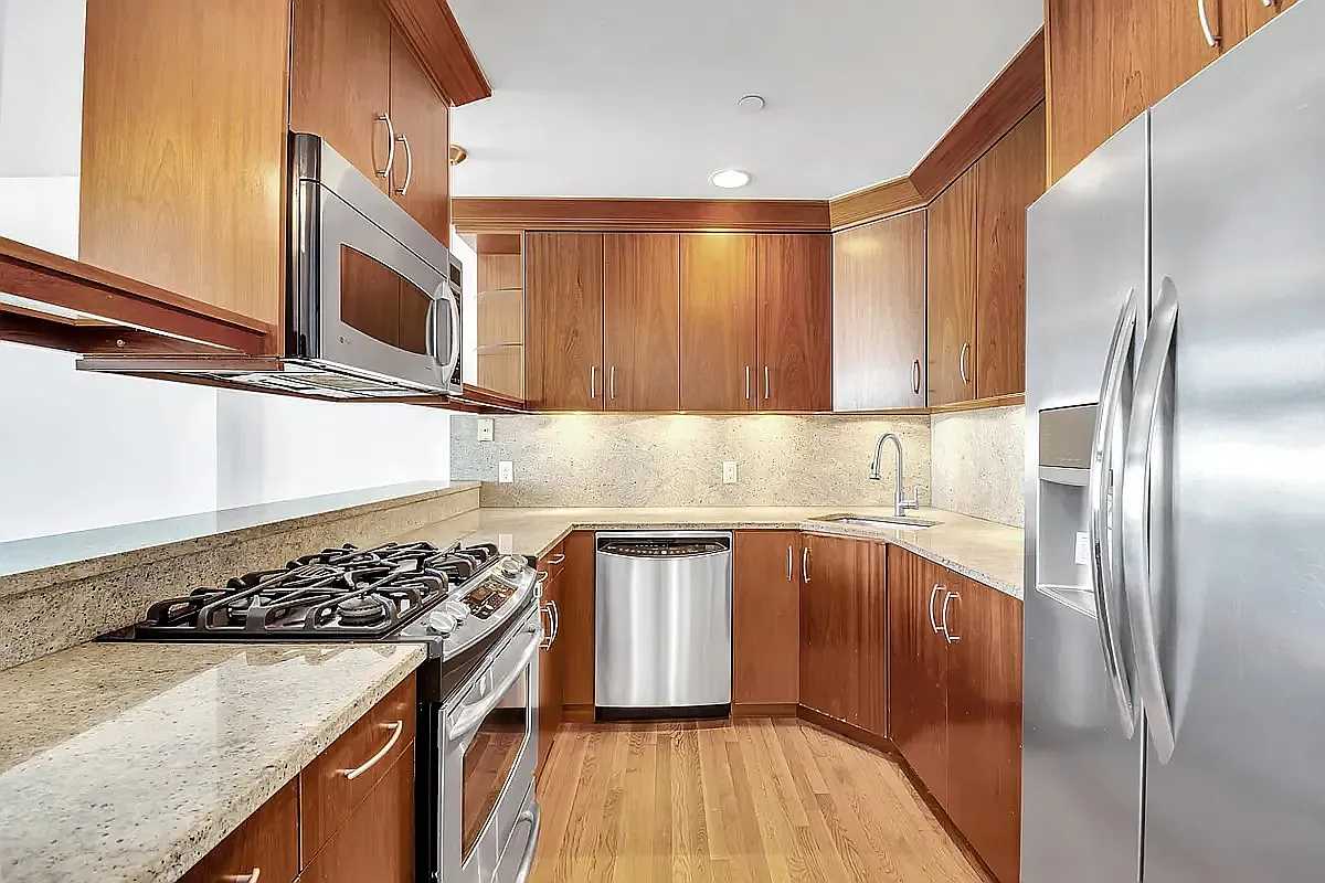 556 State St — Photo 4
