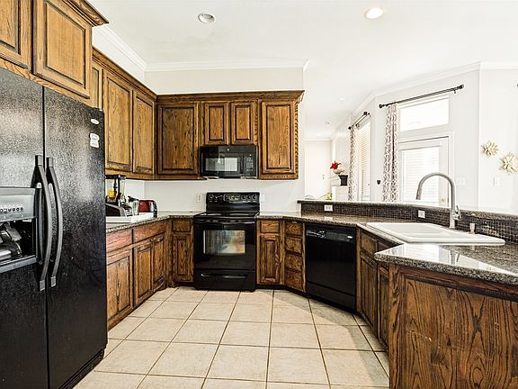 4th image of 2828 S Lakeview Dr