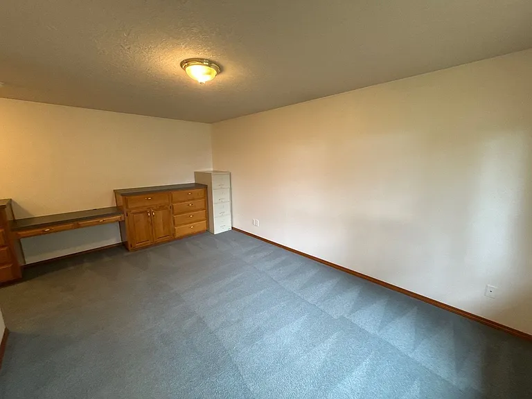 460 SE Conifer Pl — Photo 34