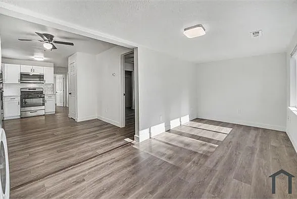 2875 Chase St — Photo 2