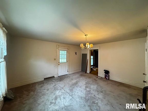 4th image of 548 W Washington St