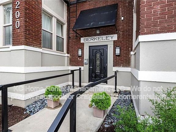 2nd image of 200 E 43rd St APT 301