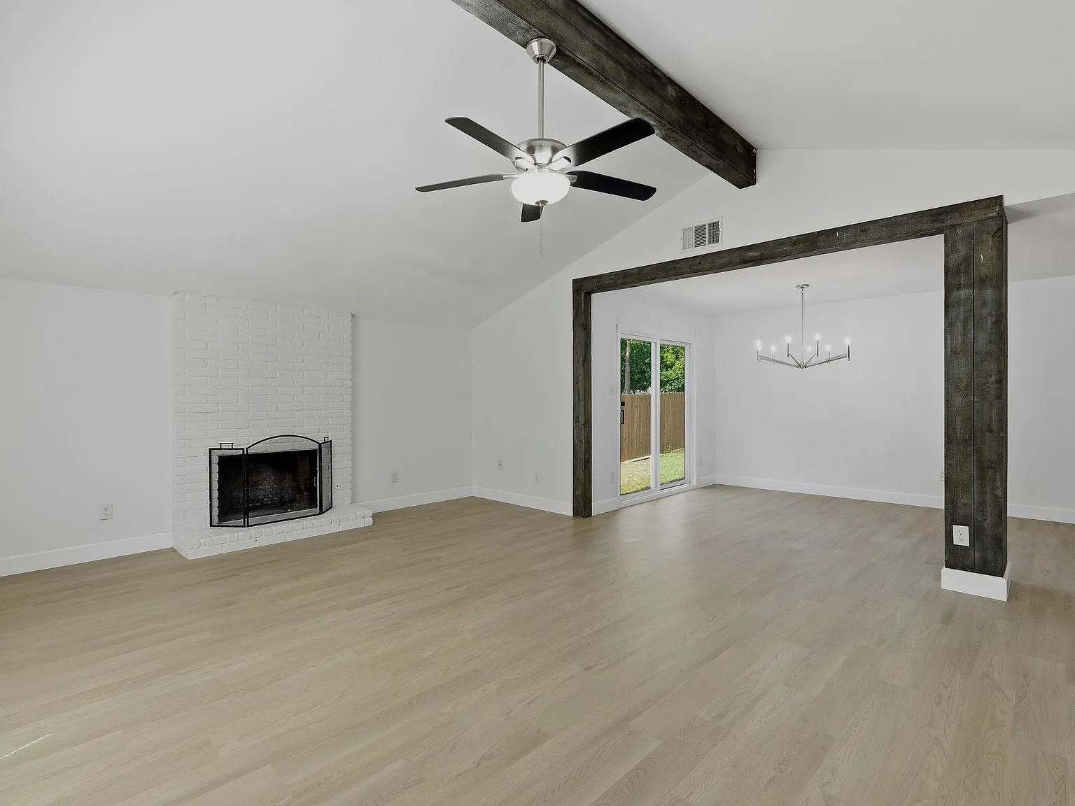 3 bed, 2.0 bath, 1328 sqft, $2,350 — Photo 3