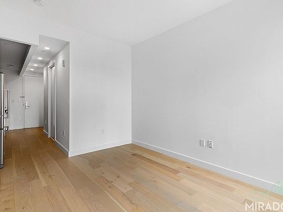 4th image of 225 E 39th St Ph M