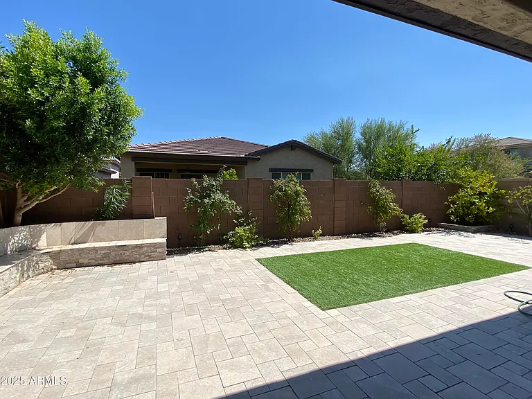 233 W Sandra Ter — Photo 22