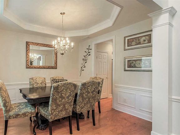 5th image of 409 Chatsworth Ct