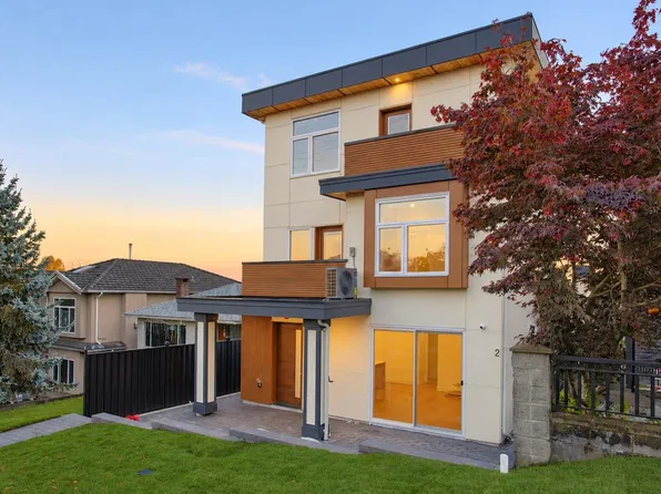 3034 E 5th Ave #1, Vancouver, BC V5M 1N8
