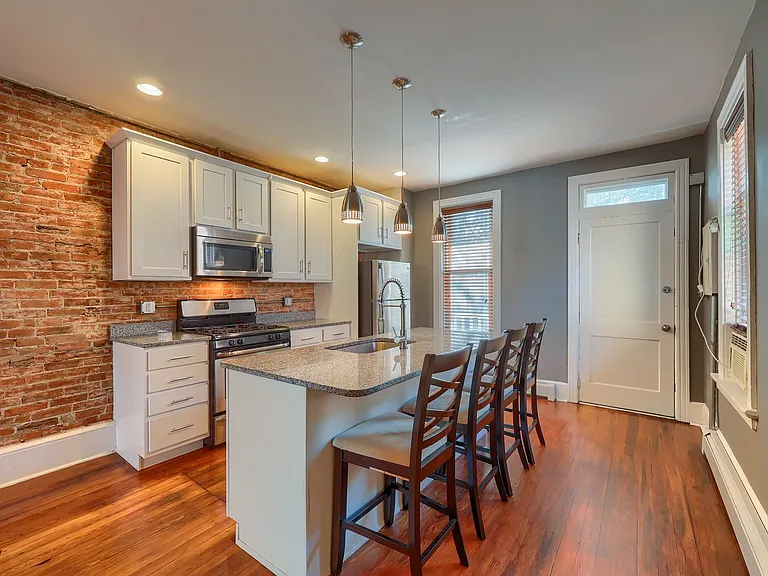 1120 Green Street — Photo 2