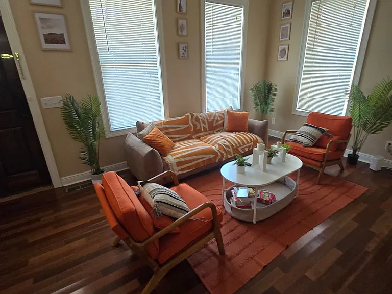 2231 Whitaker St — Photo 2