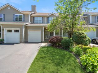 108 Rivendell Ct, Melville, NY 11747