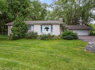9542 Hilton Rd, Brighton, MI 48114