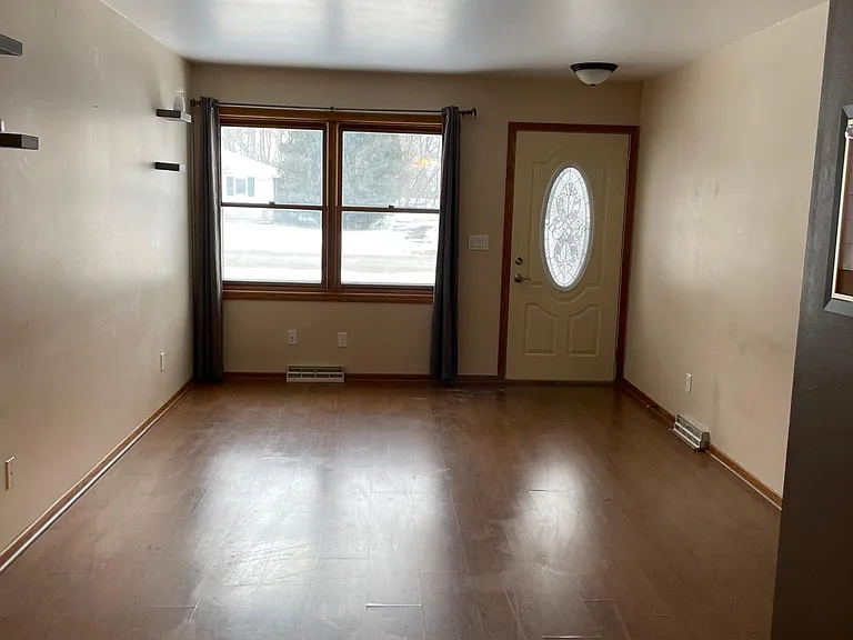 746 S Main St — Photo 3