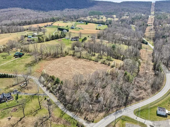 1 Springhouse Ln, Rocky Mount, VA 24151