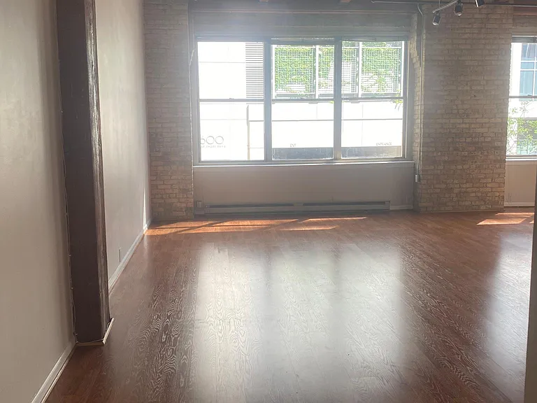 Living room 17'7" x26' from entry door daytime