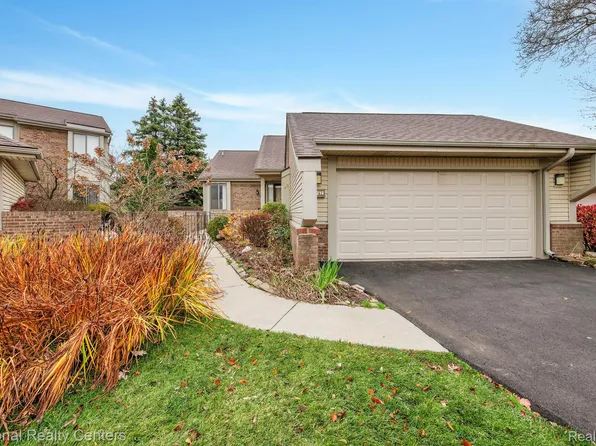 29214 W Chanticleer Dr, Southfield, MI 48034