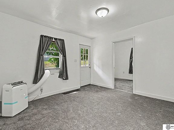 5th image of 910 Hill St
