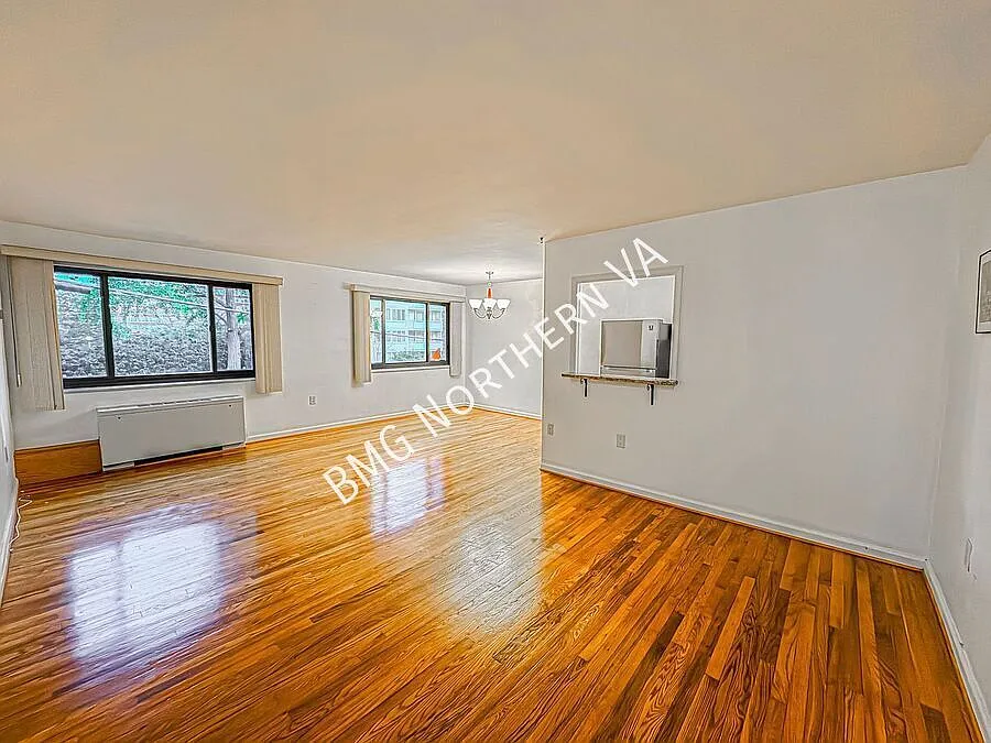 Sun-filled and Contemporary 1 Bed 1 Bath Condo In Convenient Cavendish Community - Utilities Incl... — Photo 2