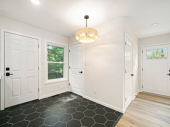 3rd image of 1436 Rosewood St