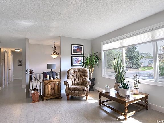 3rd image of 1435 Sioux Cres SW