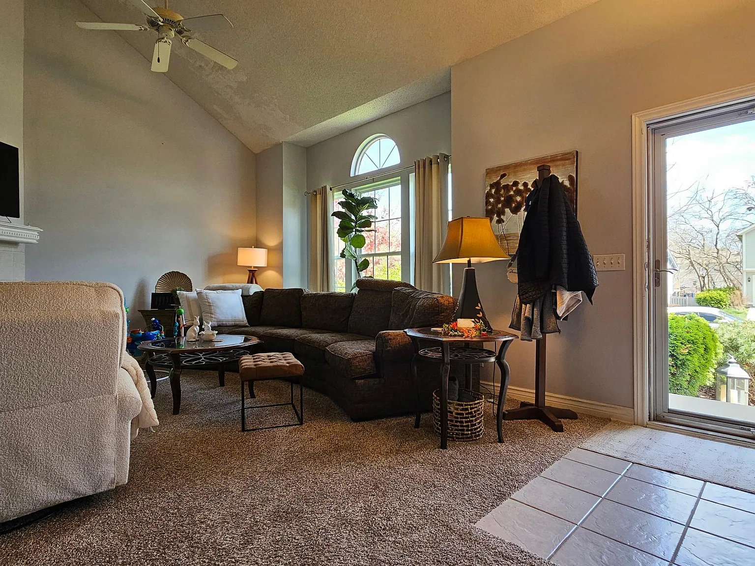 3 bed, 2100 sqft, $2,695 — Photo 2