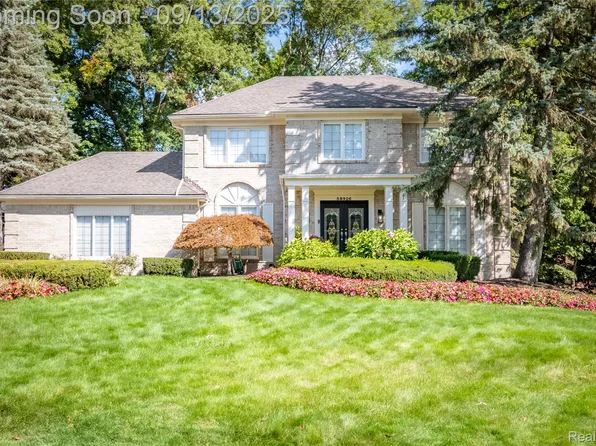 38926 Plumbrook Dr, Farmington Hills, MI 48331