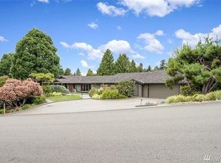 8670 NE 17th St, Clyde Hill, WA 98004