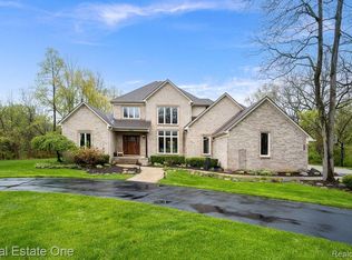 290 E Gunn Rd, Rochester, MI 48306