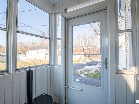 3rd image of 2112 E Wren St
