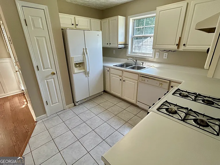 1061 Athena Ct — Photo 8