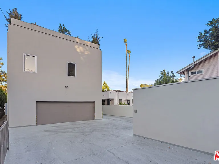 613 Westmount Dr — Photo 32