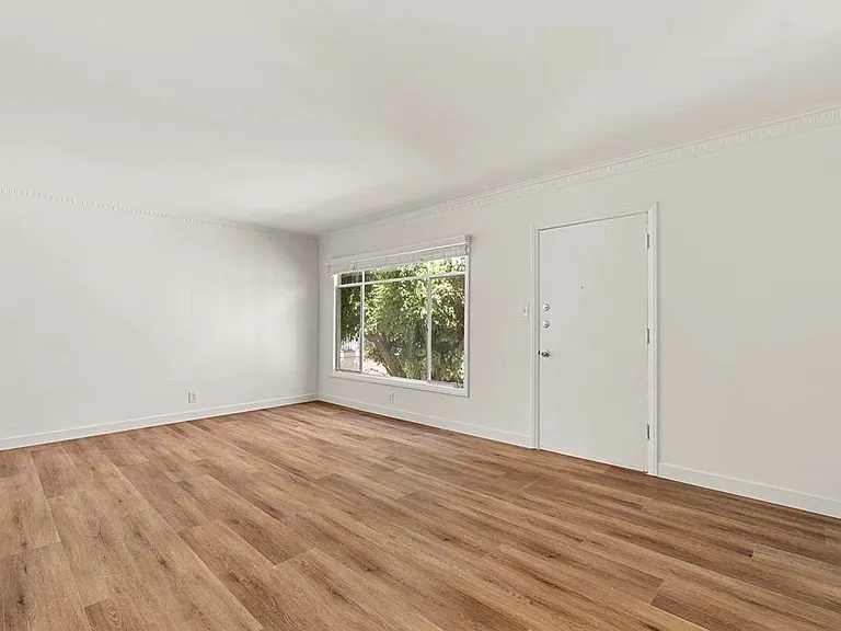 349 N Palm Dr #6 — Photo 8