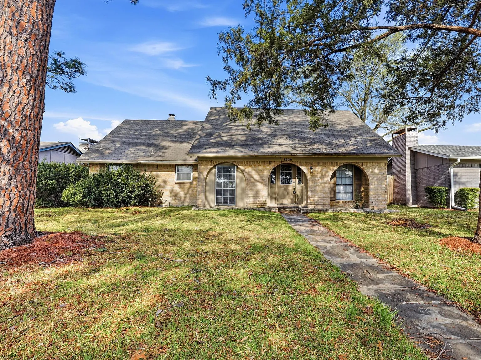 5 bed, 2246 sqft, $2,395 — Photo 2