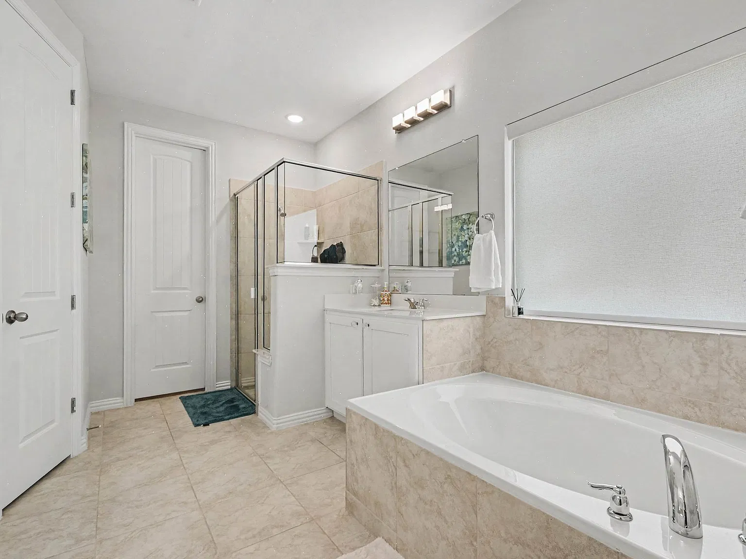 4 bed, 2.5 bath, 2700 sqft, $2,700 — Photo 2