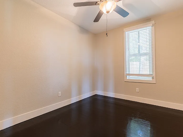 1121 E Crockett St — Photo 21