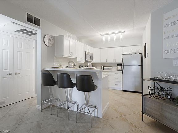4th image of 2040 Cleaver Ave #218