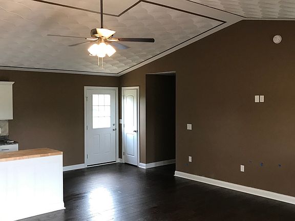 4th image of 70 Willrich Cir