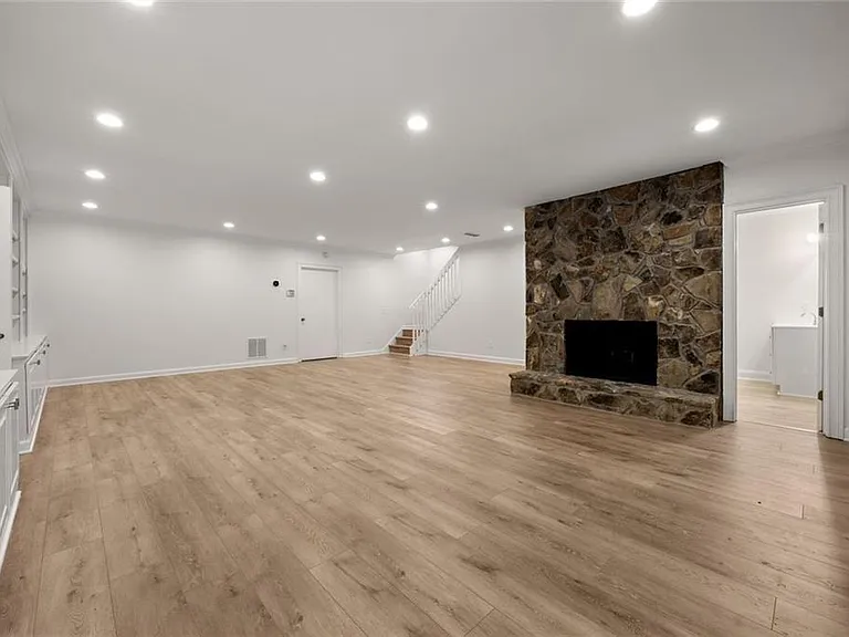 1260 Heards Ferry Rd — Photo 52