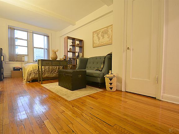 4th image of 200 W 70th St APT 5GG