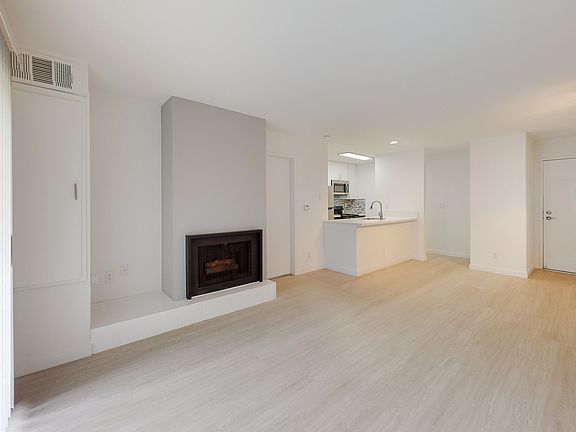 3rd image of 12435 W Jefferson Blvd #4012222