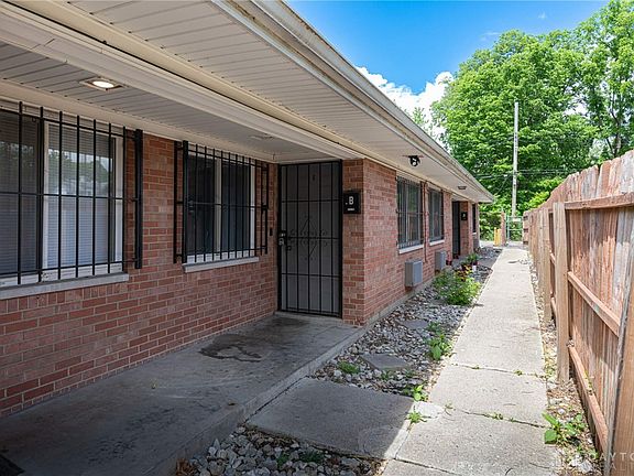 3rd image of 109 Oxford Ave #B