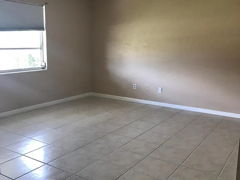 1515 Markdale St E — Photo 2
